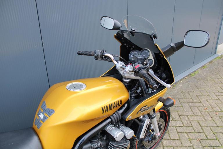 Yamaha FZS 600 Fazer (13)