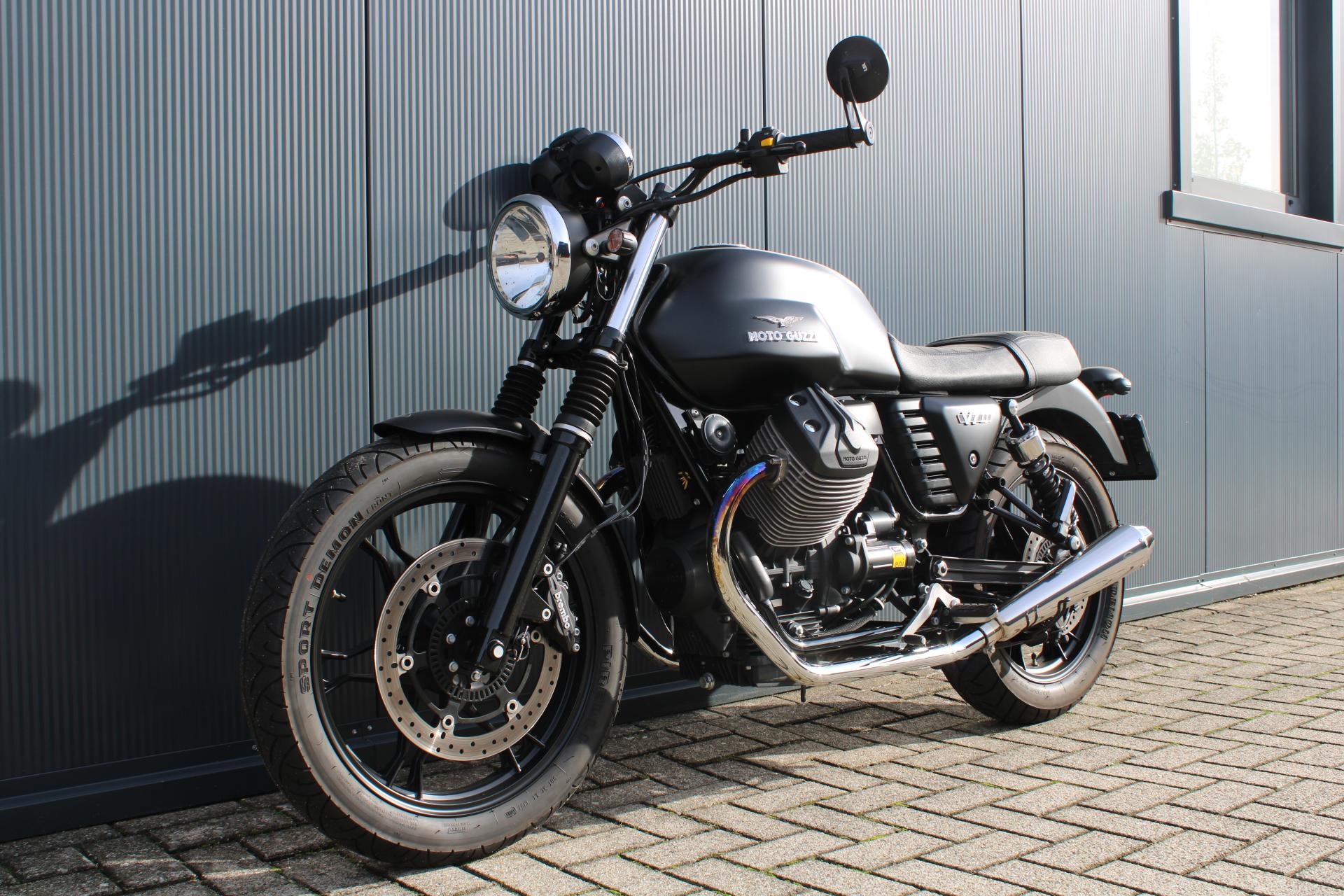 Moto Guzzi Bonneville V7 ll Stone (213617eaa2e9874b4.77009057.JPG)