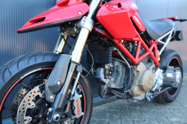 Ducati Hypermotard 1100S (2)