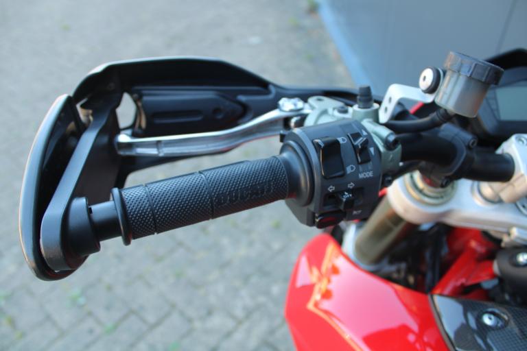 Ducati Hypermotard 1100S (13)