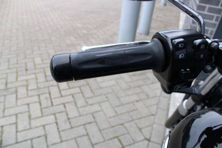 Triumph Thunderbird storm - 2011 (12)