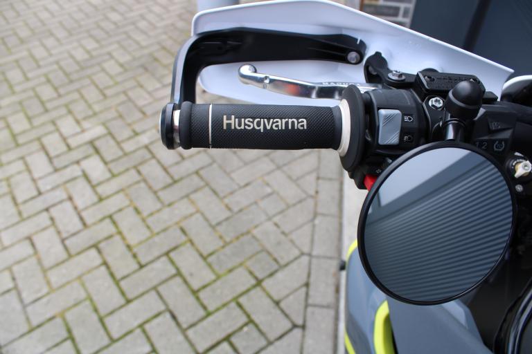 Husqvarna 701 Supermoto - 2022 (13)