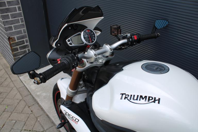 Triumph Speed triple 1050 - 2011 (12)
