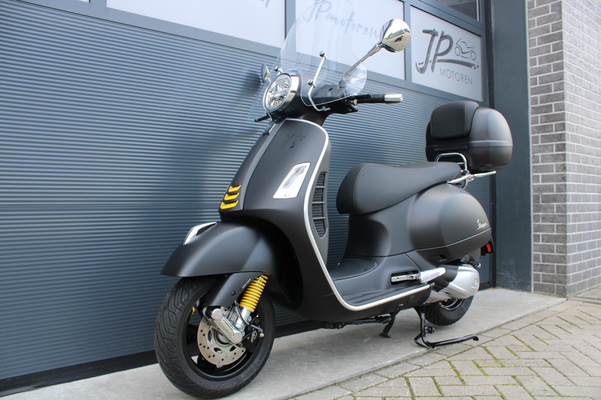 Piaggio Vespa gts 300 - 2022 (1)