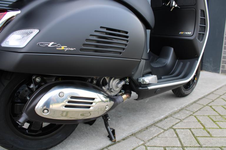 Piaggio Vespa gts 300 - 2022 (7)