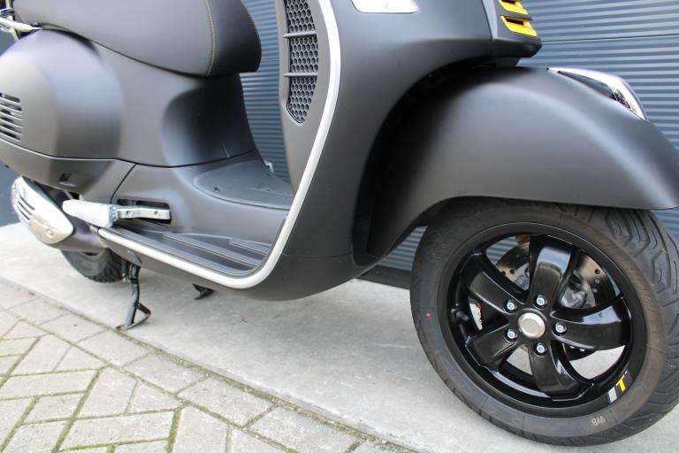 Piaggio Vespa gts 300 - 2022 (9)
