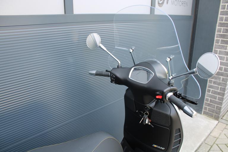 Piaggio Vespa gts 300 - 2022 (11)