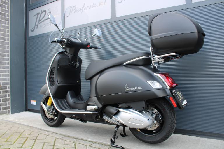Piaggio Vespa gts 300 - 2022 (5)