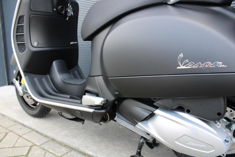 Piaggio Vespa gts 300 - 2022 (4)