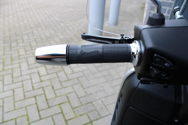 Piaggio Vespa gts 300 - 2022 (13)