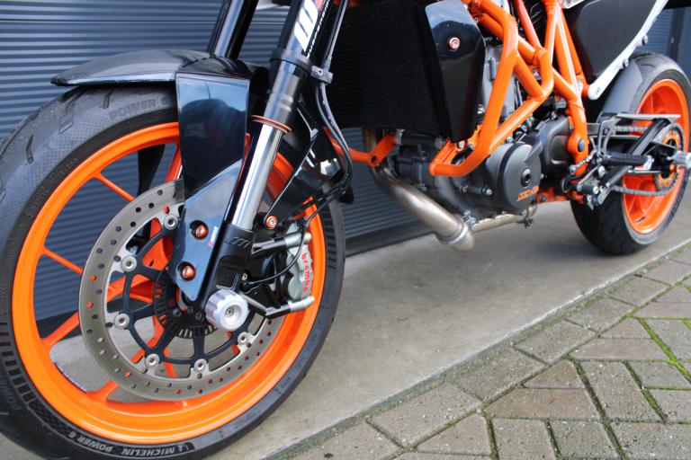 KTM 690 Duke R - 2015 (2)