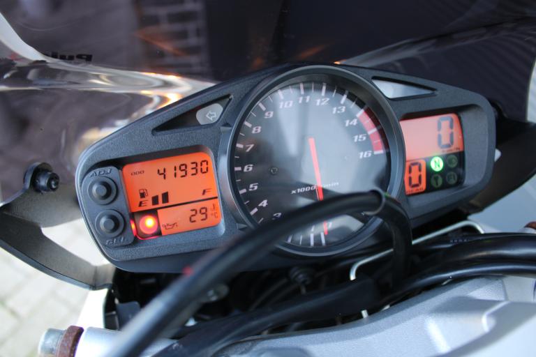 Suzuki GSR 600 - 2007 (17)