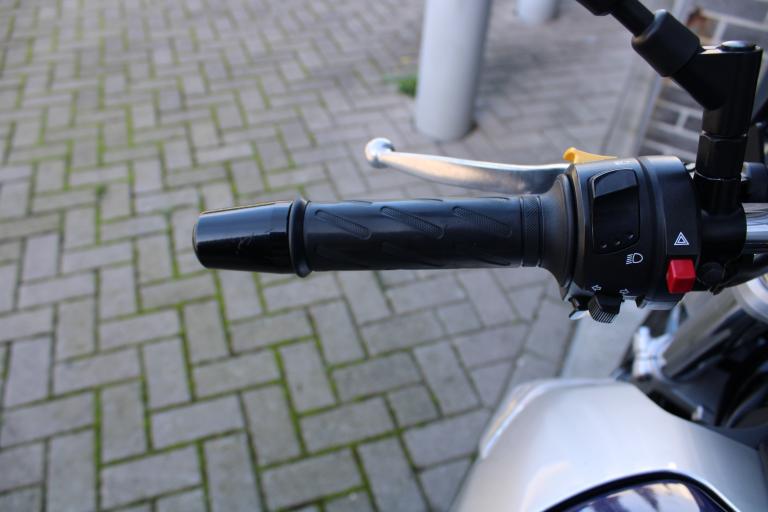 Suzuki GSR 600 - 2007 (13)
