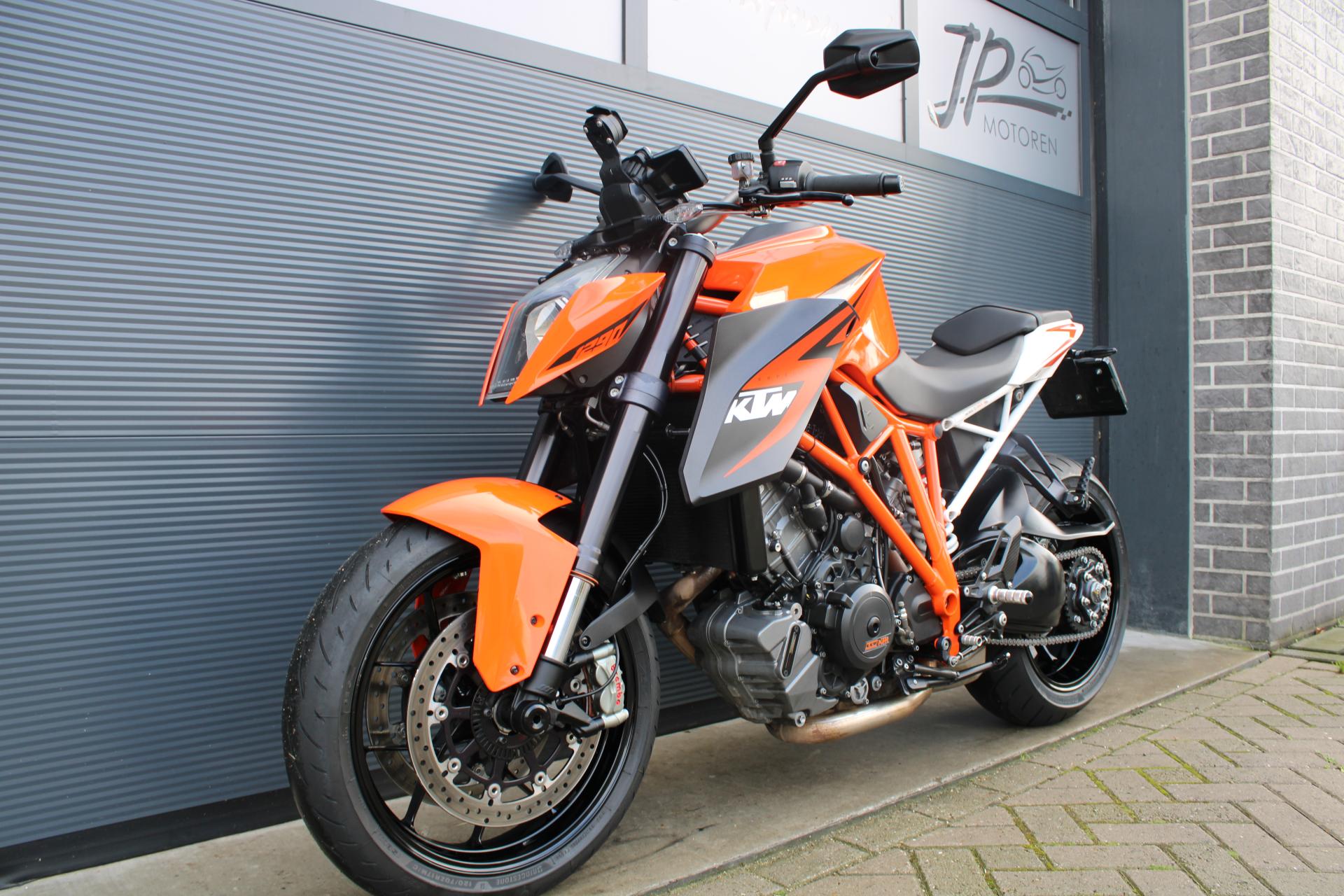 KTM 1290 Superduke R - 2015 (1)
